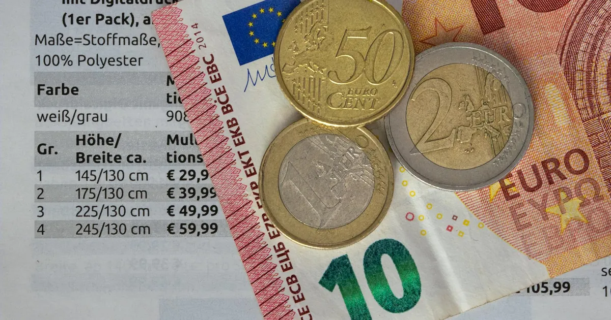 Inflação e juros: moedas e notas em lista de preços simbolizam a economia e o IPCA.