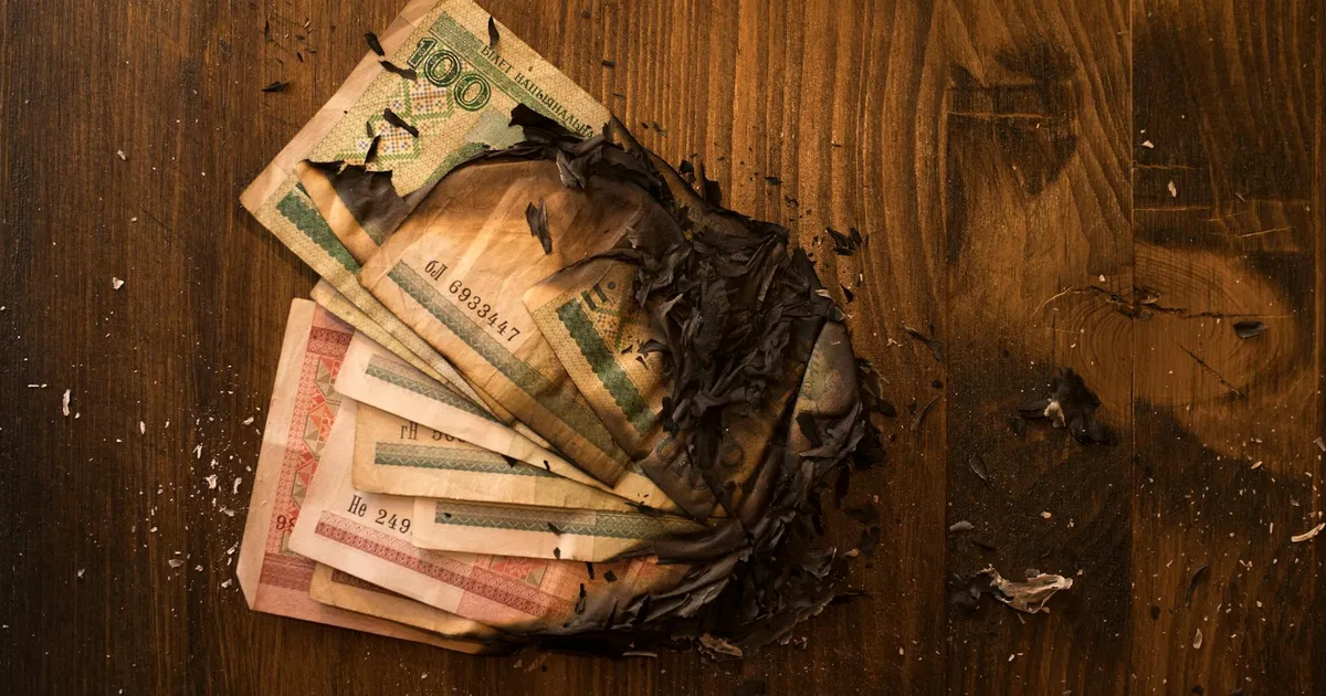Inflação corrói o poder de compra: notas queimadas simbolizam a perda financeira com a alta do IPCA. Renda fixa em risco?