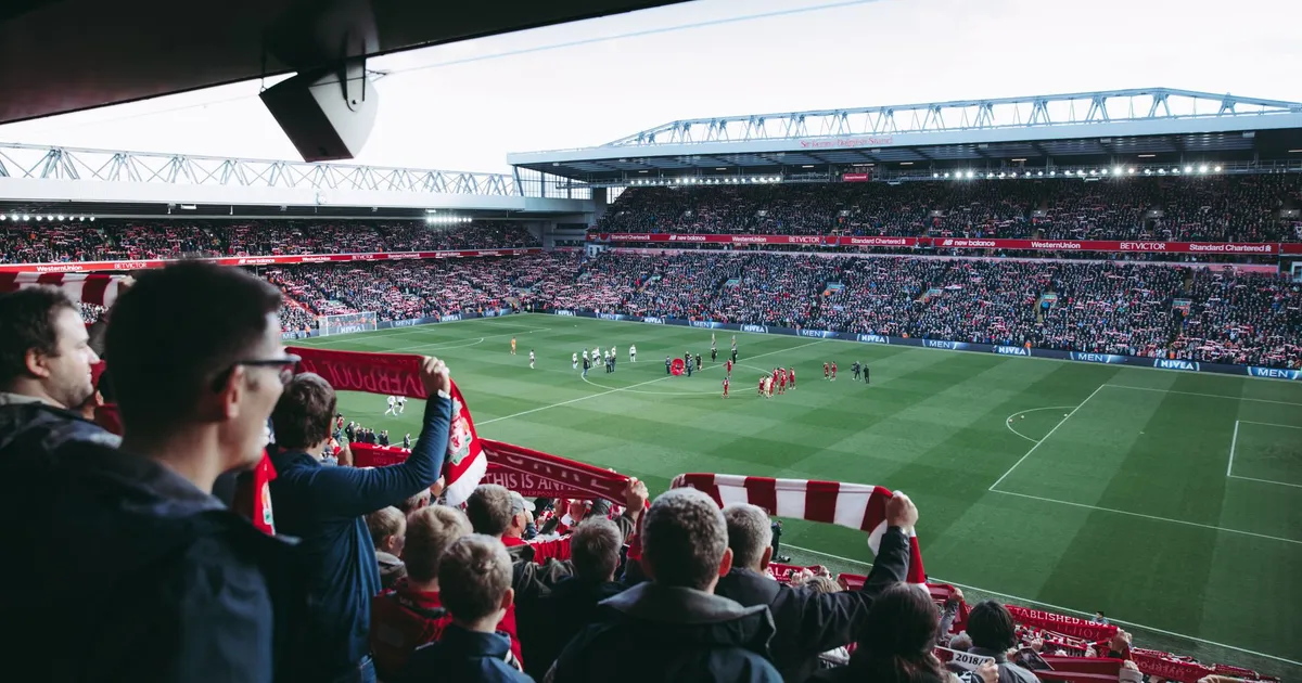 Torcedores ingleses celebram jogo da Copa, impulsionando economia e mercado de mídia do país.