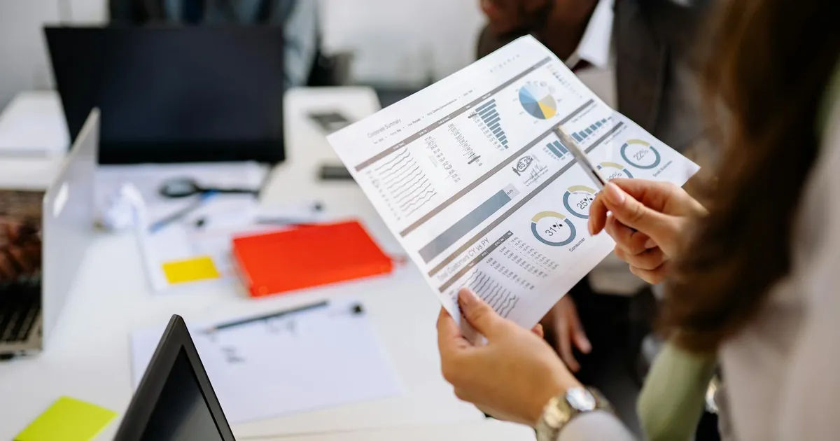 Análise de resultados Innovate: equipe avalia gráficos e indicadores macroeconômicos.