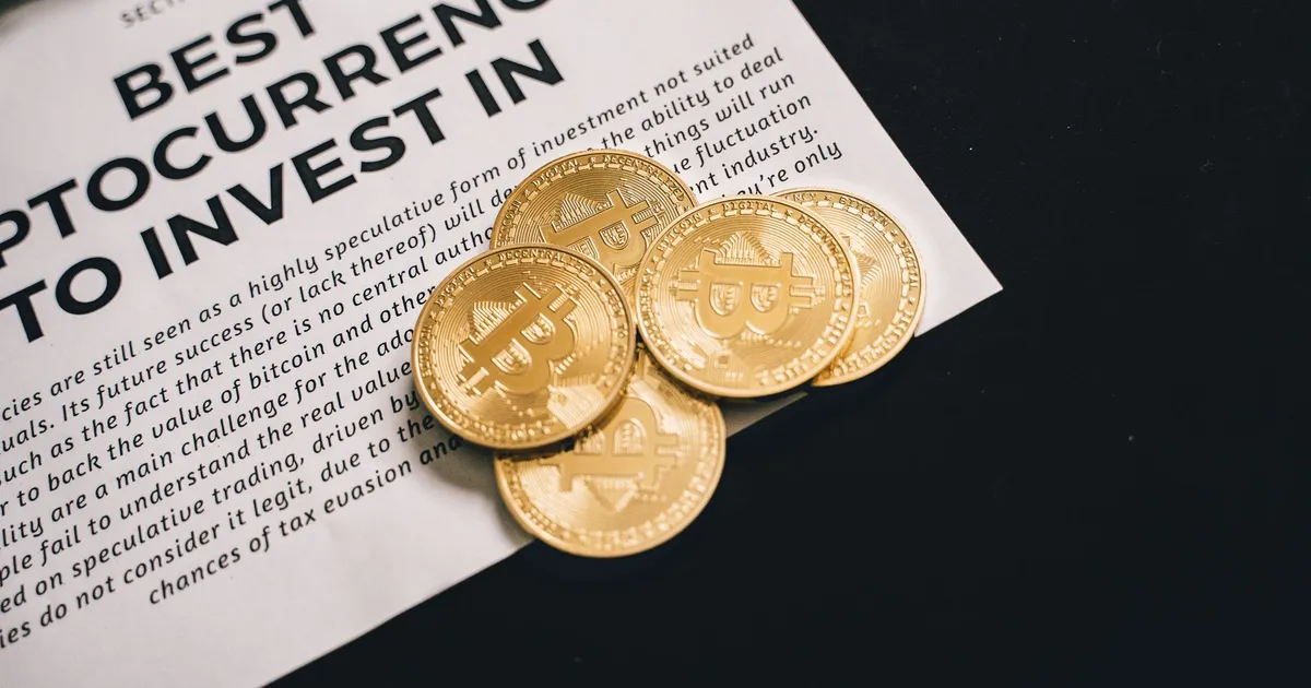 Moedas de Bitcoin em documento de investimento, comparando FIDCs e Bolsa em acesso.