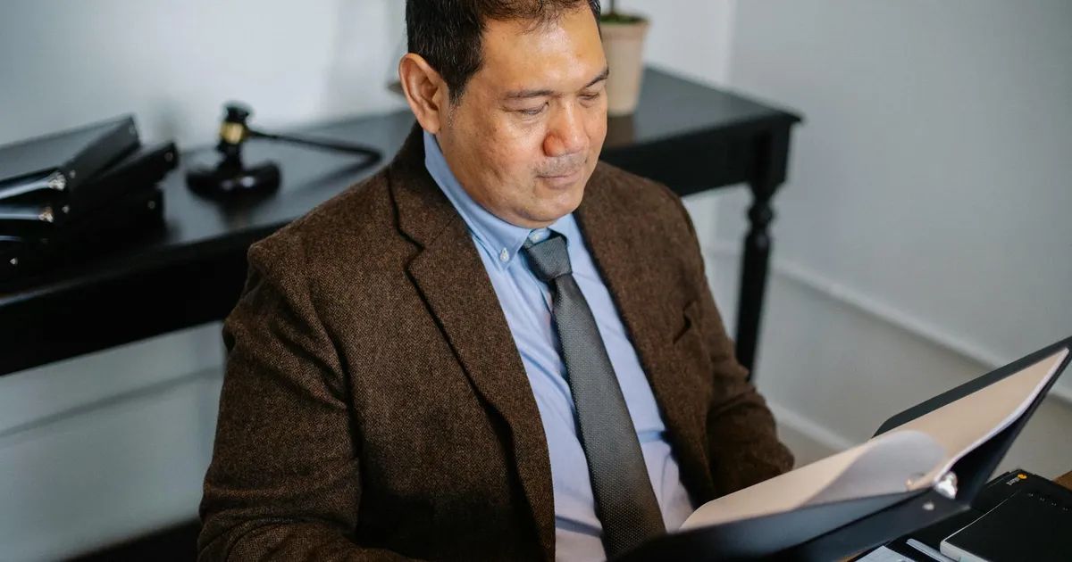 Advogado analisando relatórios de Previdência Social. INSS agiliza perícia; revisões e STF no radar.