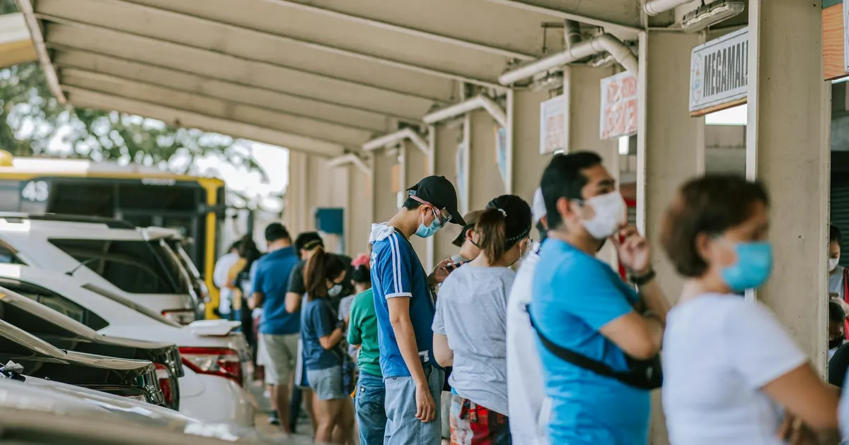 Filas no INSS: Aposentados aguardam atendimento. Impacto nas mudanças no INSS e Previdência Social. Lula.