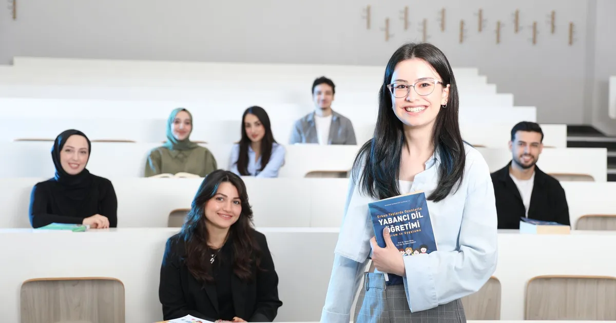 Estudantes diversos em sala de aula de faculdade de psicologia, refletindo investimento em educação superior na área.