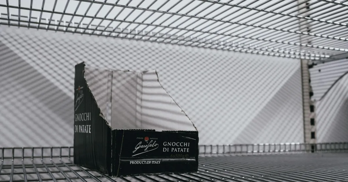 Inflação alta: prateleira vazia ilustra impacto do IPCA na economia e investimentos em renda fixa.