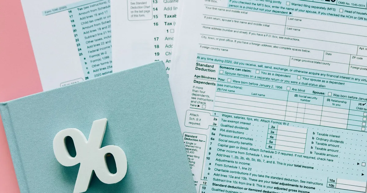 Documentos IR sem papel e Selic em queda, com símbolo de porcentagem. Financeiro.