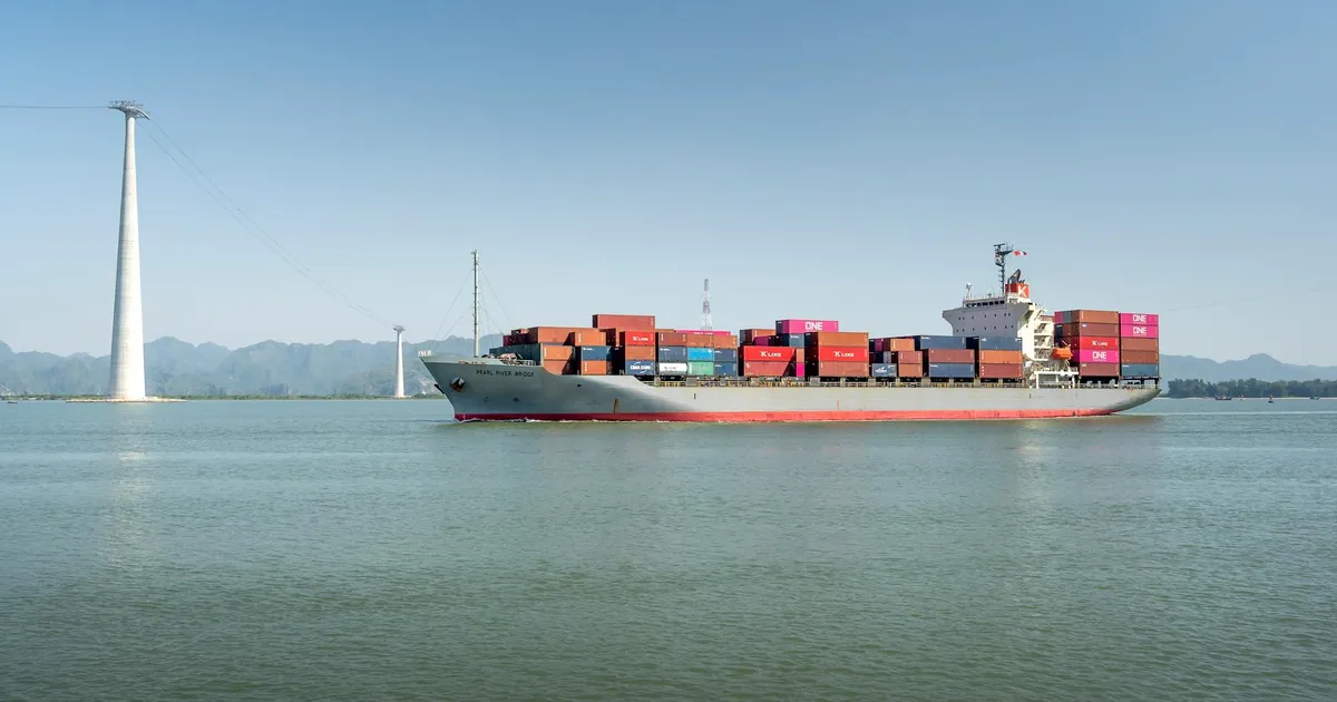 Tensão Irã-EUA: navio de carga global. Impacto no Brasil via petróleo e terras raras?