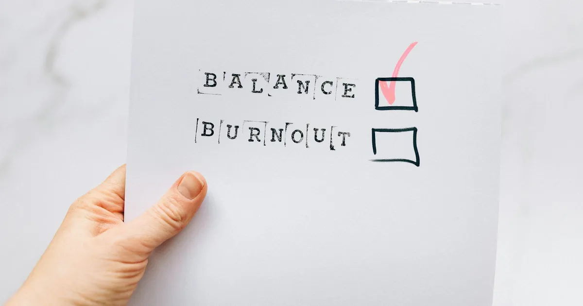 Reforma trabalhista: mão escolhe equilíbrio e saúde mental sobre burnout. Impacto da jornada de trabalho discutida no Cong...