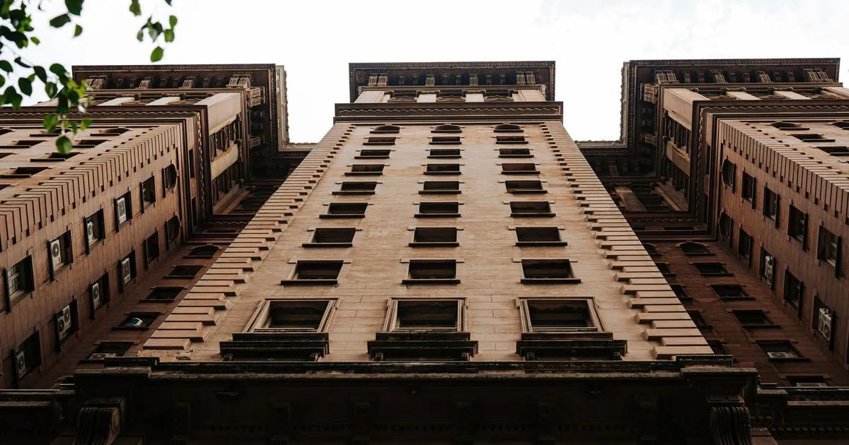 Fachada prédio histórico SP; STF, Judiciário, debates políticos e decisões judiciais.