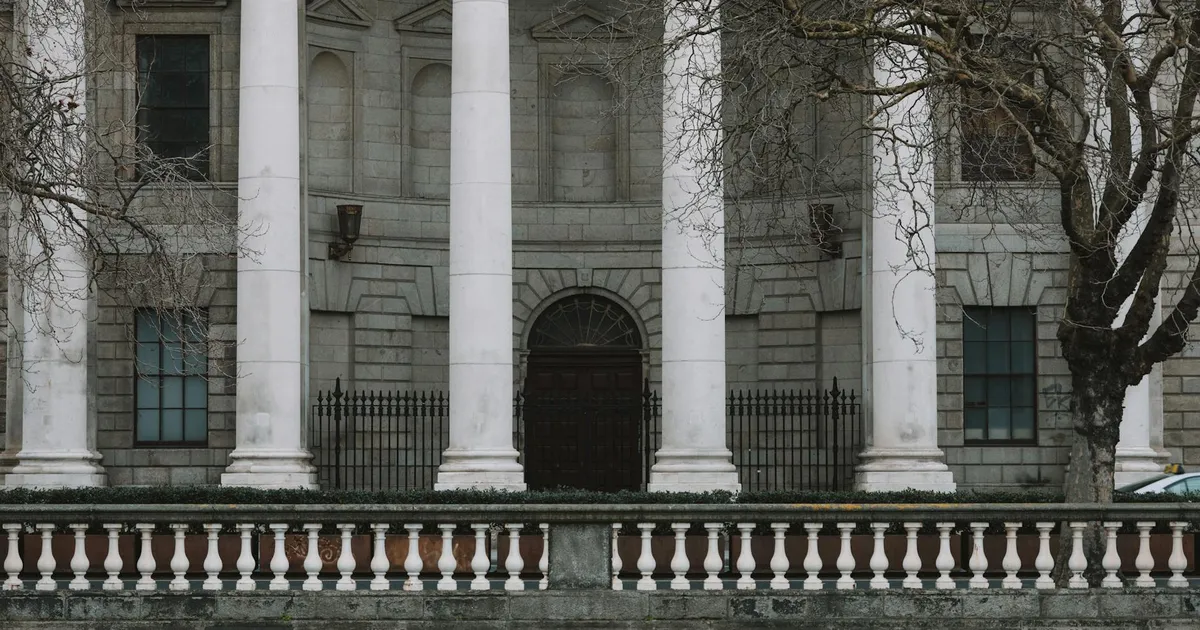 Fachada neoclássica do tribunal Four Courts. Judiciário: Fim da aposentadoria-prêmio em debate no Senado.