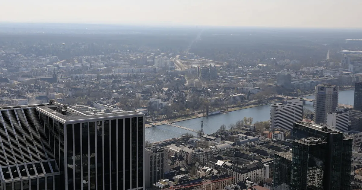 Juros altos: Arranha-céus em Frankfurt ilustram desafios da política monetária brasileira para baixar a Selic e controlar ...