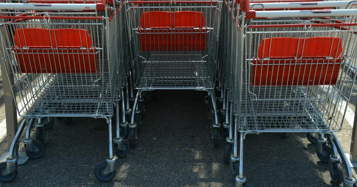 Carrinhos de compras organizados em estacionamento. Varejo sente os efeitos do IPCA e Taxa Selic altos, refletindo nas ven...