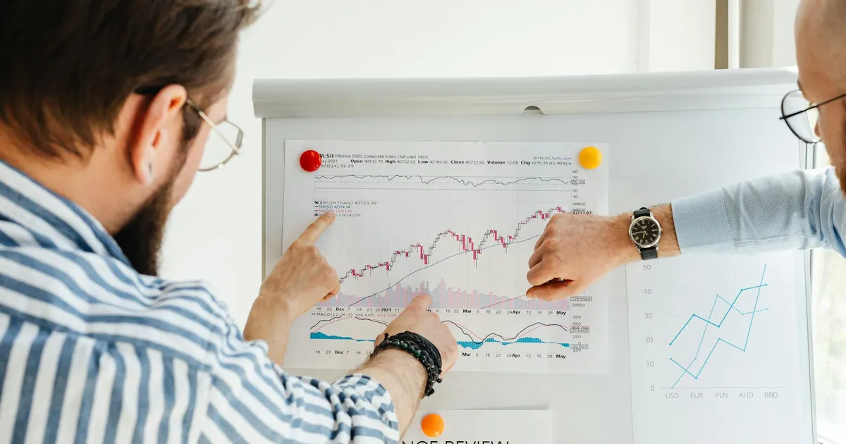 Copom e Banco Central analisam dados de inflação e Selic em quadro com gráficos.
