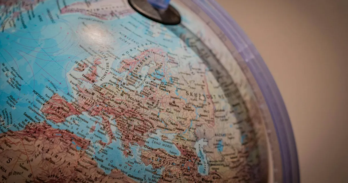 Globo terrestre, Europa em destaque, ilustra a tensão global e seu impacto nos juros futuros e macroeconomia.