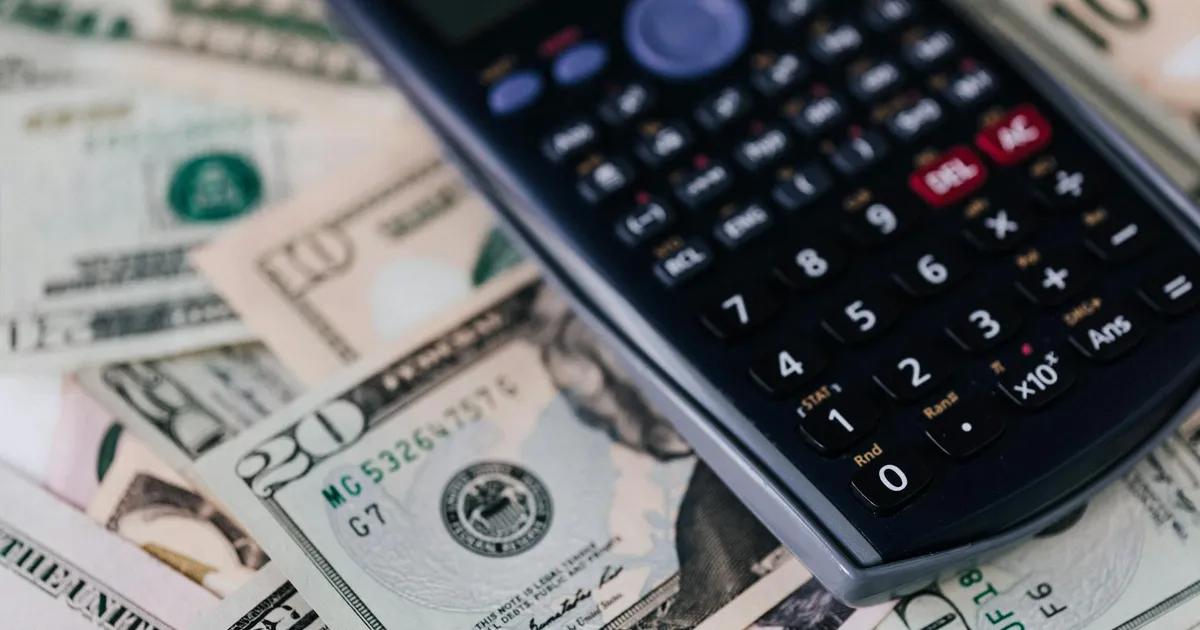 Cálculo de juros e dólar: projeções da inflação e Selic para 2026. Planejamento financeiro.