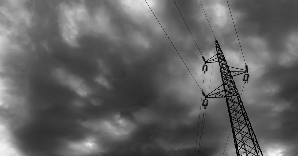 Torre de energia com céu nublado: Megaleilão de energia suspenso pela Justiça afeta setor energético.