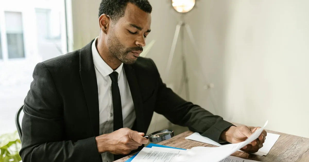 Receita Federal investiga irregularidades no Imposto de Renda com lupa. Sonegação sob análise.