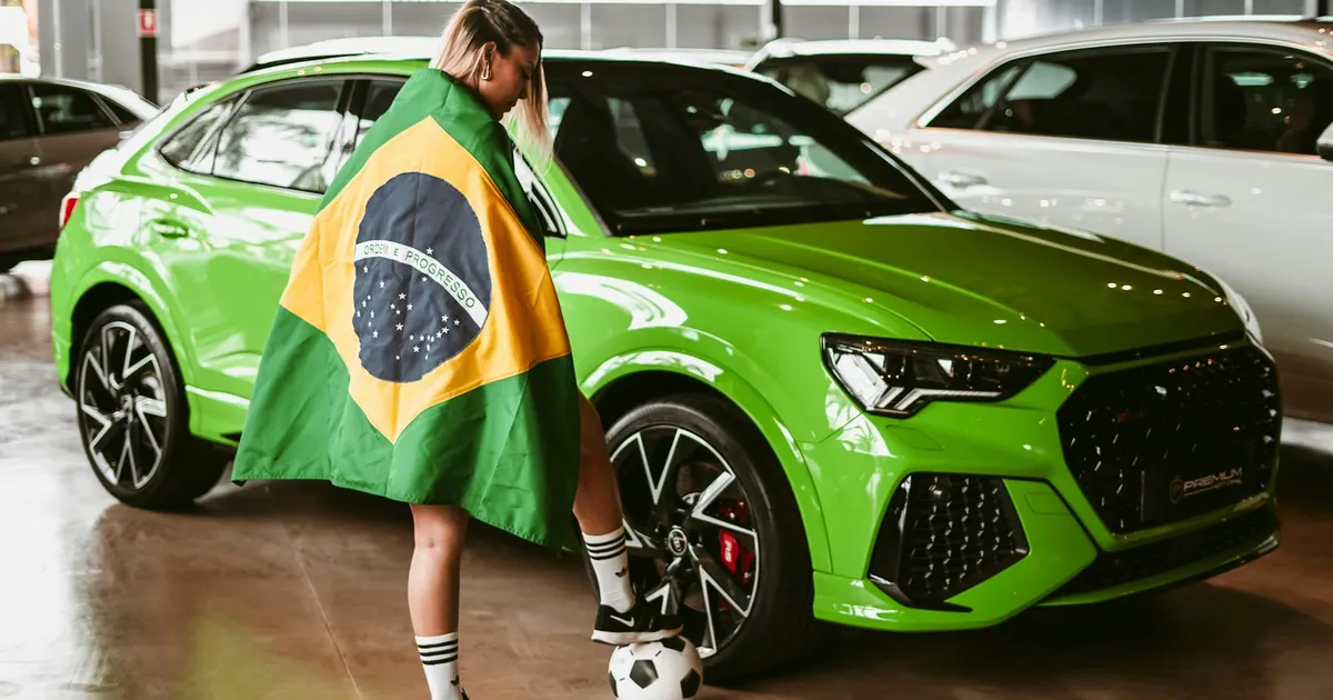 Brasileira com a bandeira e bola no lançamento Leapmotor/Palmeiras. Notícias sobre estágio e Congresso.