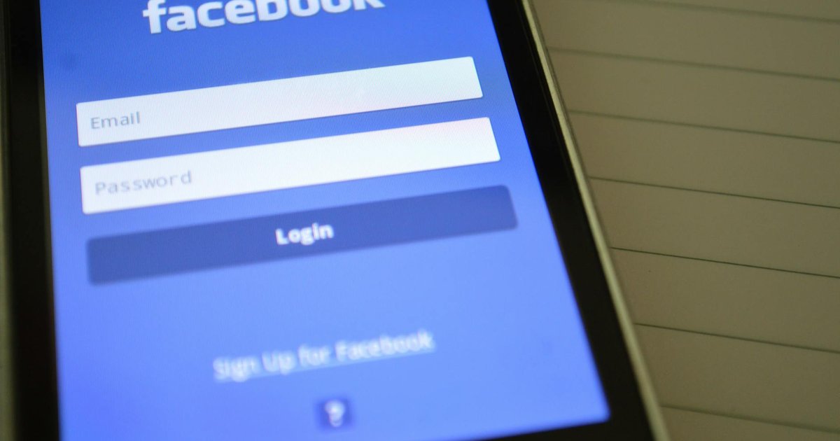 Tela de login do Facebook em um celular, ilustrando o uso de dados digitais abordado pela LGPD.