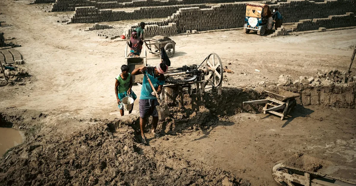 Trabalho escravo: operários fabricam tijolos manualmente. Relação com Amado Batista e BYD no Brasil.