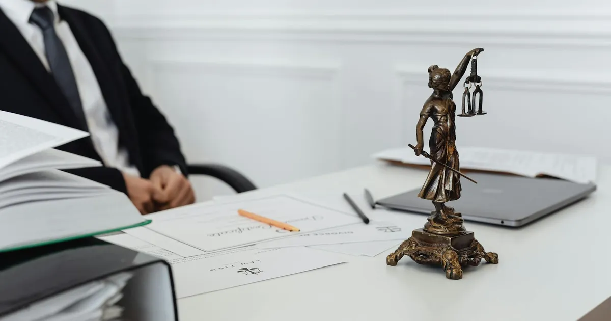 Debate sobre lobby familiar no Judiciário: estátua da Justiça, documentos e laptop. STF, Zanin e Congresso no foco.