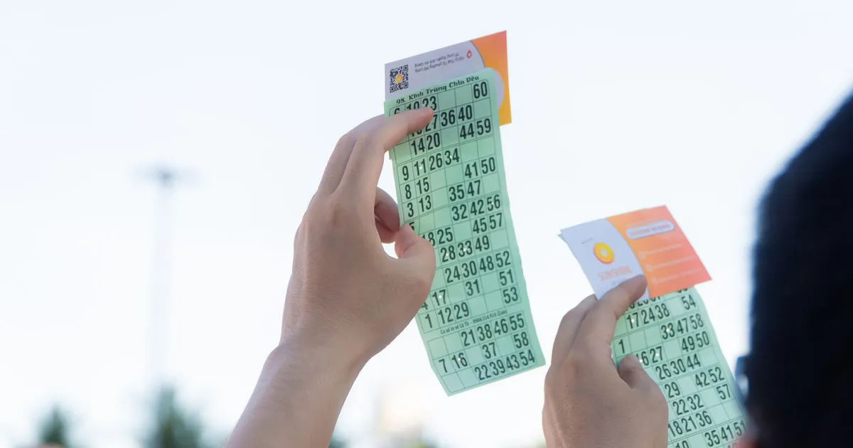 Mãos com bilhetes Loteria Federal, números e tarifas, refletindo o bolso e consumo do brasileiro.