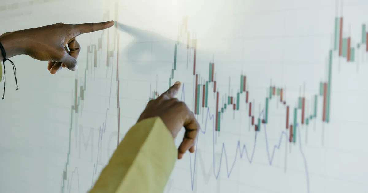 Análise de dados financeiros: gráfico de ações da BlackRock e Stone, refletindo lucro e dividendos.