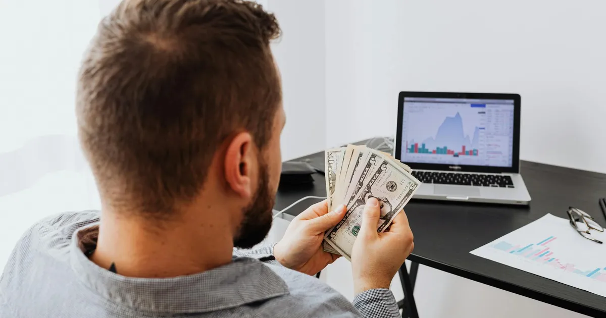 Lucro Bradesco e Axia: Análise financeira de resultados do 1º trimestre com dados de crédito em tela.
