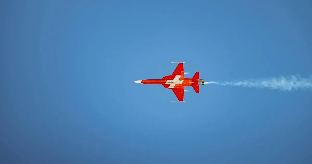 Caça Gripen da FAB em voo: Lula 'batiza' aeronave Embraer e impulsiona Defesa Nacional.