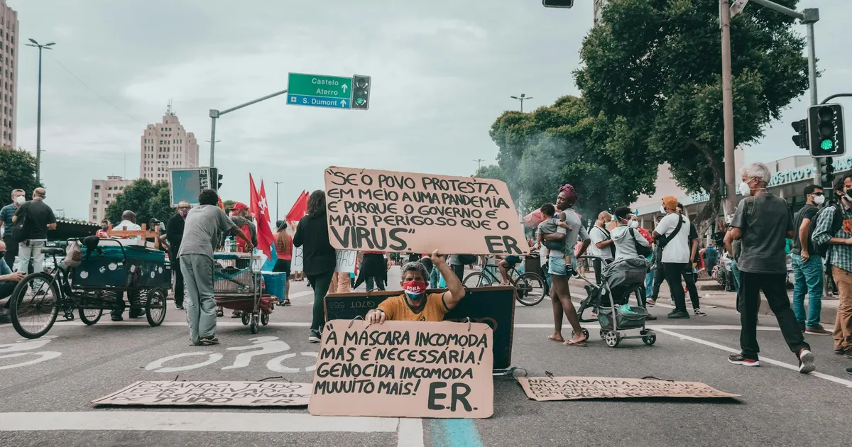 Protesto no Rio: Rejeição a Lula e Bolsonaro alta nas pesquisas Datafolha para 2026.