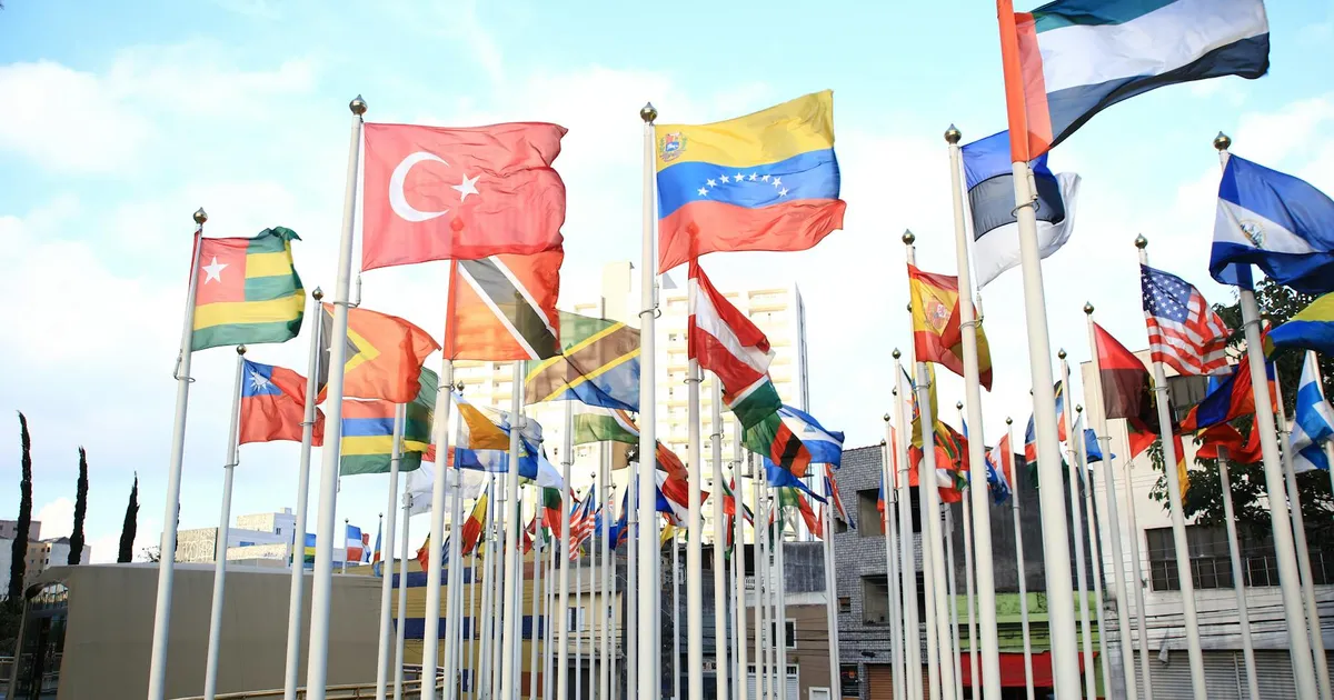 Lula e a política externa: bandeiras representam os desafios do Brasil no Irã e Bolívia.