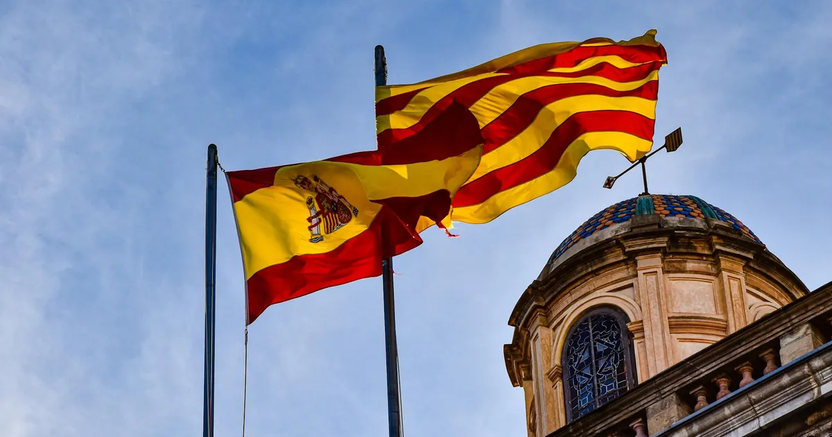 Bandeiras da Espanha e Catalunha tremulando. Laços Brasil-Espanha se estreitam com acordos Lula-Sánchez.