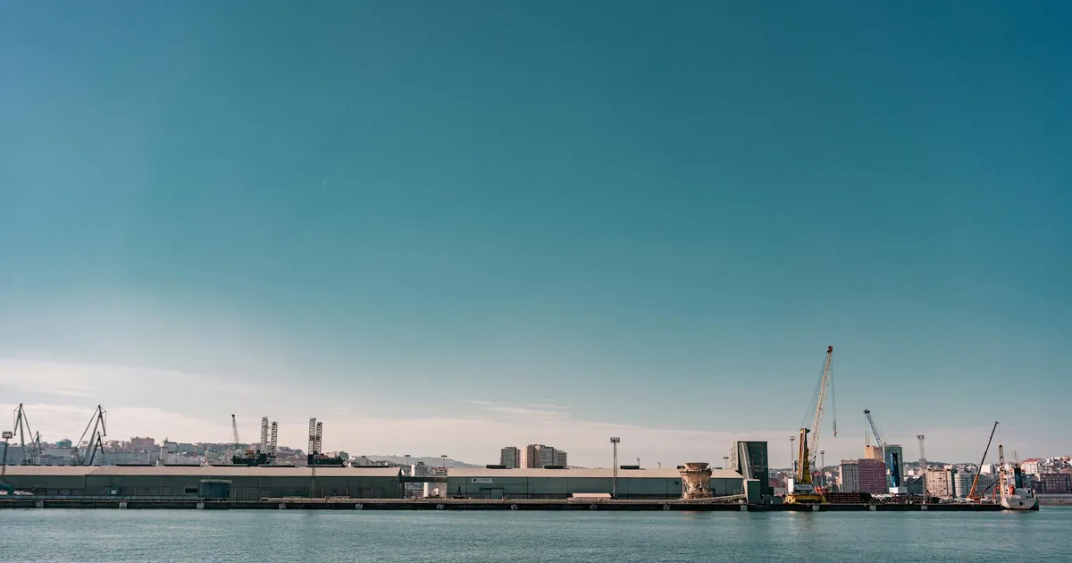 Porto de La Coruña, Espanha. Parcerias Lula-Espanha impulsionam saneamento básico e infraestrutura no Brasil.