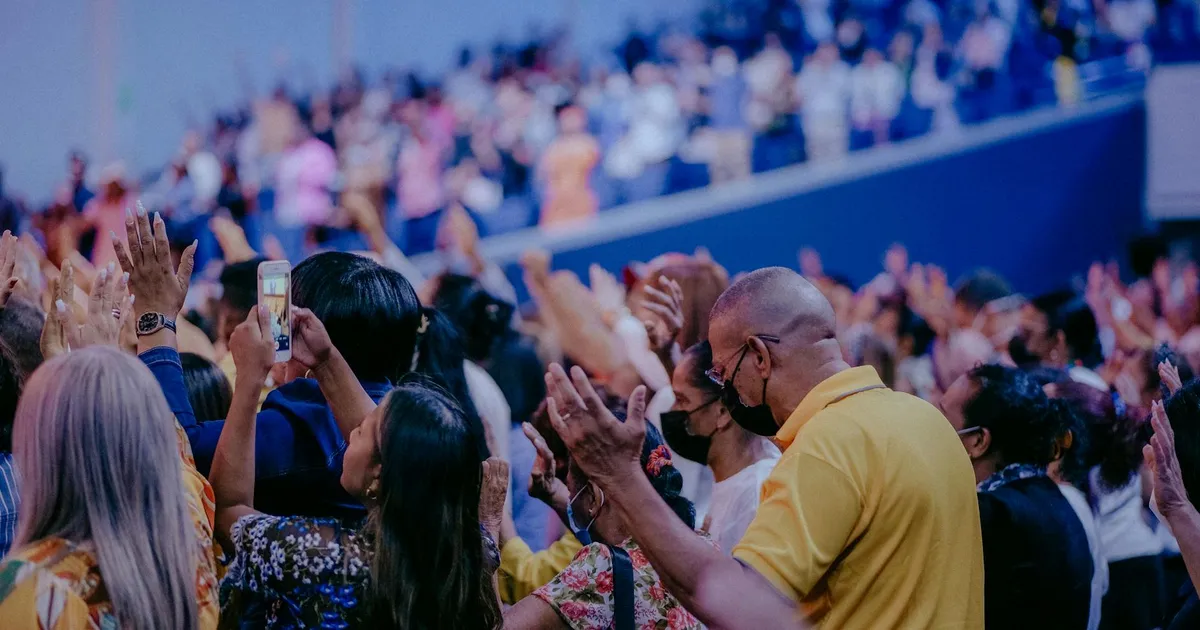 Multidão em evento evangélico: Lula e eleições 2026 buscam apoio. #Lula #Evangélicos