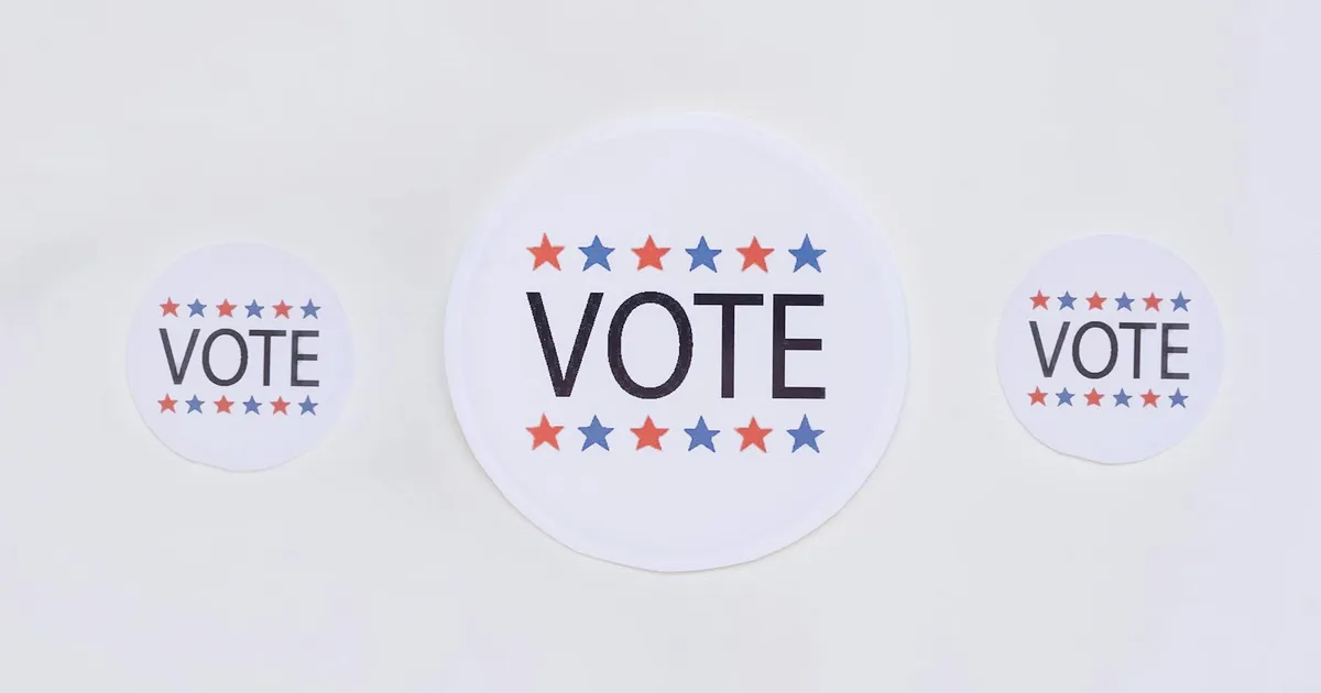 Eleições 2026: Adesivos de voto simbolizam a polarização Lula x Flávio Bolsonaro. Datafolha e cenários.