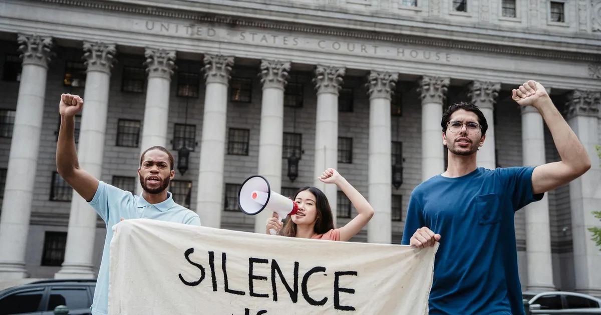 Protesto em frente ao tribunal nos EUA. Debate Lula x Gilmar no STF impacta economia e mercado?