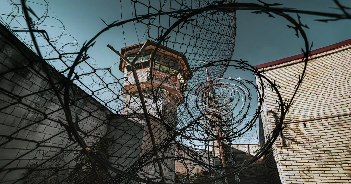 Prisão e segurança: Torre de vigia sob arame farpado, simbolizando o foco de Lula em segurança pública e reforma.