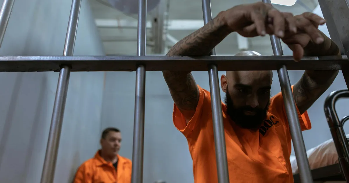 Presos em uniforme laranja atrás das grades: Lei antifacção e segurança pública sob Lula.