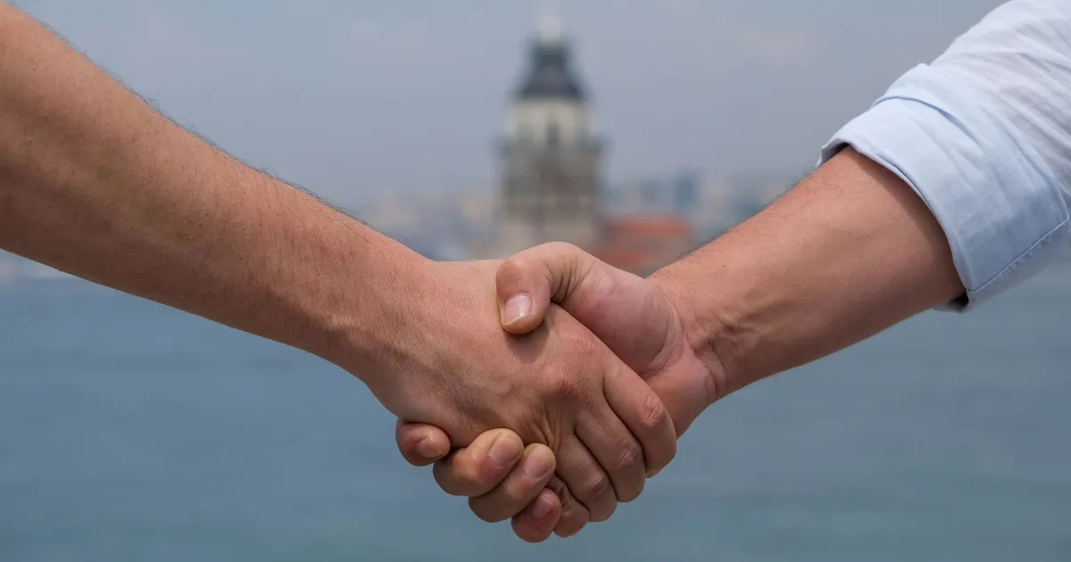 Aperto de mão em Istambul simboliza acordo de Lula contra apostas ilegais e cooperação.