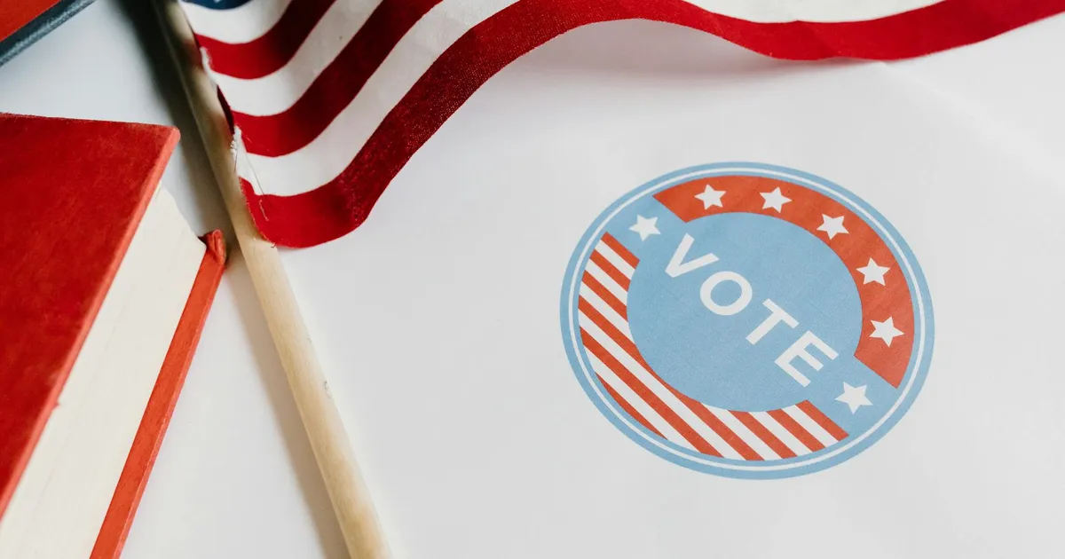 Eleições 2026: Bandeira e voto simbolizam disputa Lula x Flávio e futuro de Bolsonaro no PL. Preço Gasolina e STF no jogo.