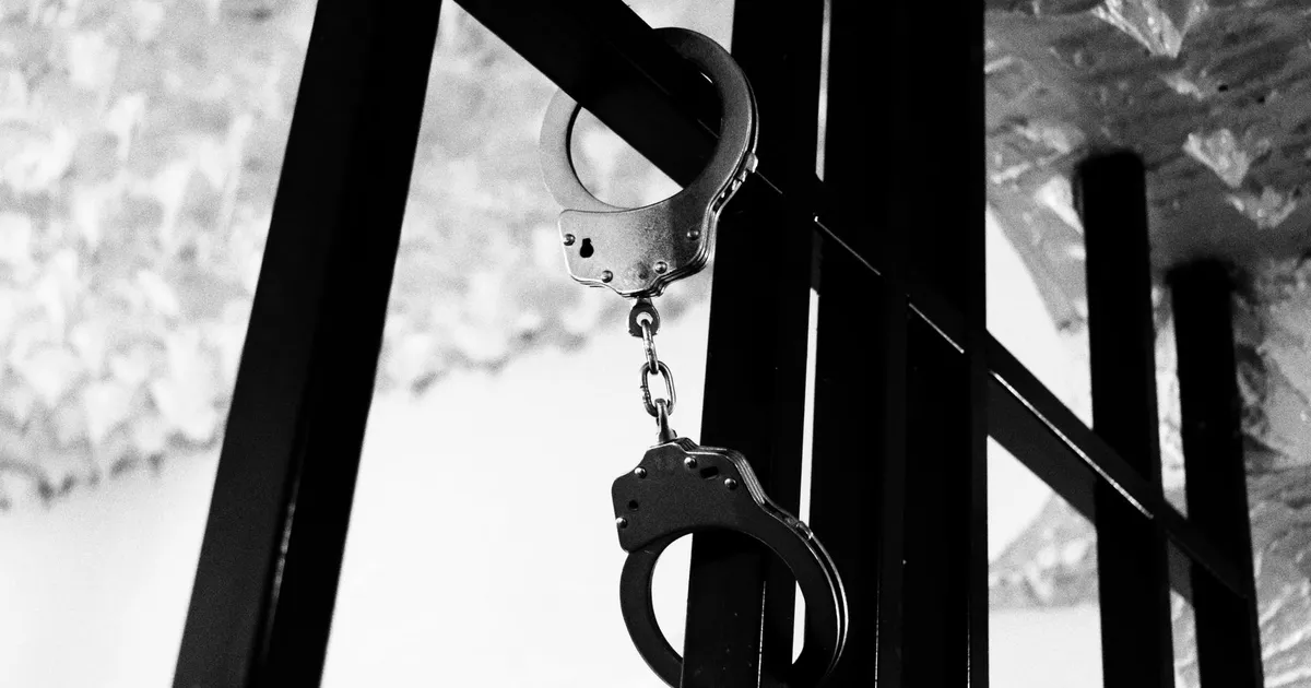 Algemas em grades: maioridade penal em debate e bloqueio de cachê de Romário.