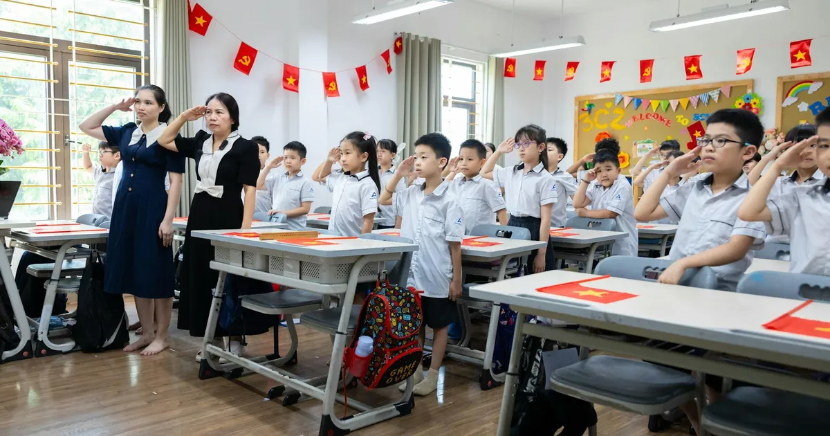 Crianças e professores em sala de aula colorida. Mudanças no MEC e impacto na educação. Lula, Barchini, Camilo Santana.