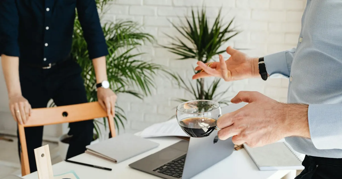 Reunião de negócios discute reajuste do limite MEI na Câmara. Impacto para microempreendedores.