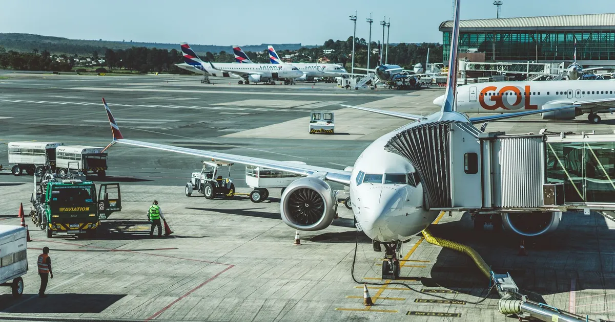 Aviões em pista: novo acordo impulsiona mercado aéreo na América do Sul.