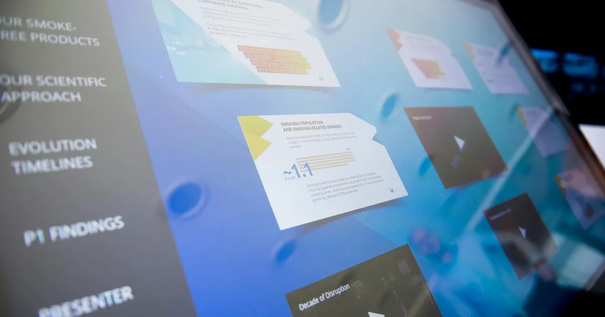 Tela digital exibe dados e gráficos do mercado digital. CVM e Banco Central atuam na regulação financeira para proteção.