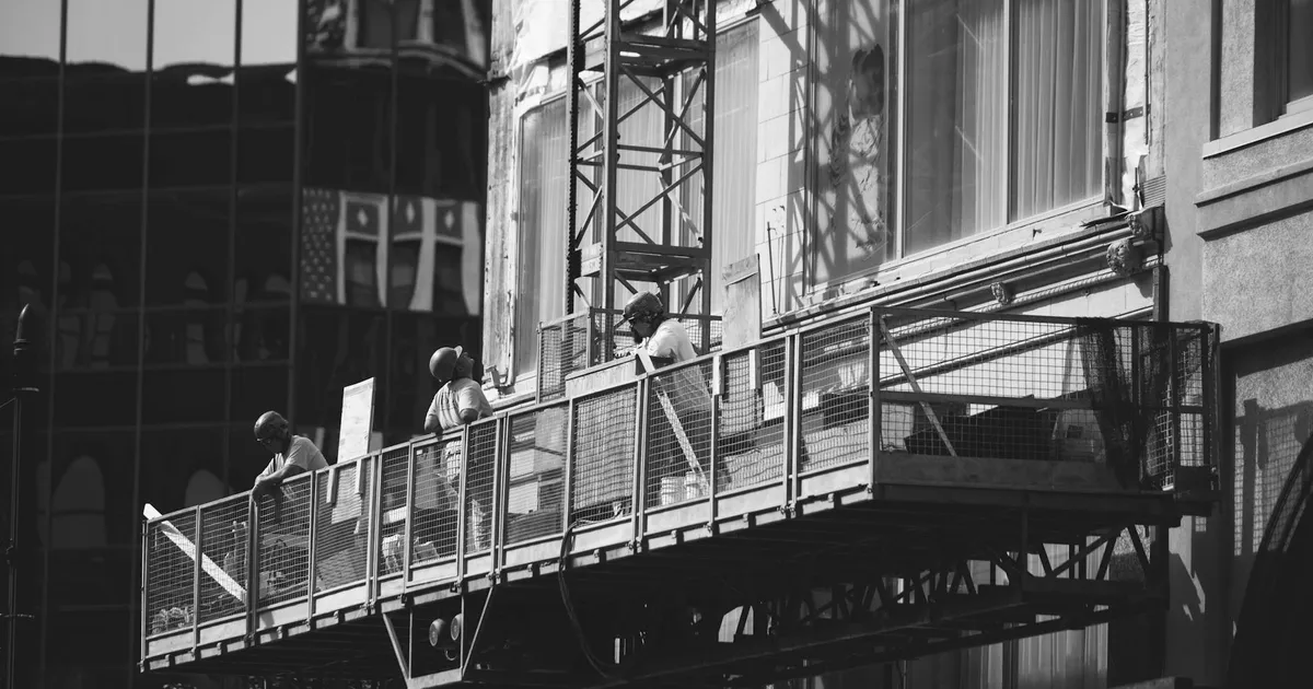 Trabalhadores da construção civil: criação de empregos no Brasil desacelera. Economia e CAGED.