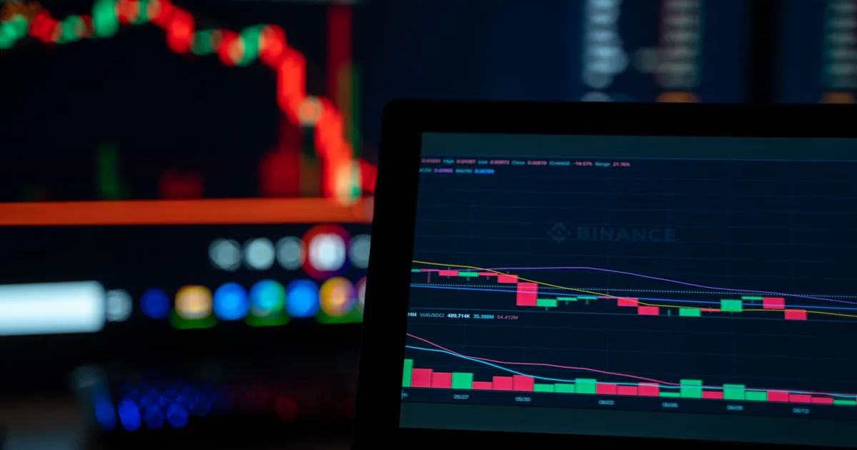 Telas de negociação cripto refletem incerteza do mercado em compasso de espera; Wall Street e Brasil em foco.