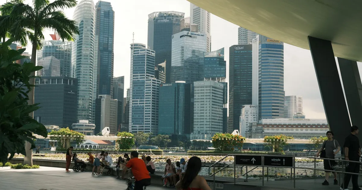 Mercado financeiro: Paisagem urbana vibrante em Singapura, refletindo negócios e investimentos globais.