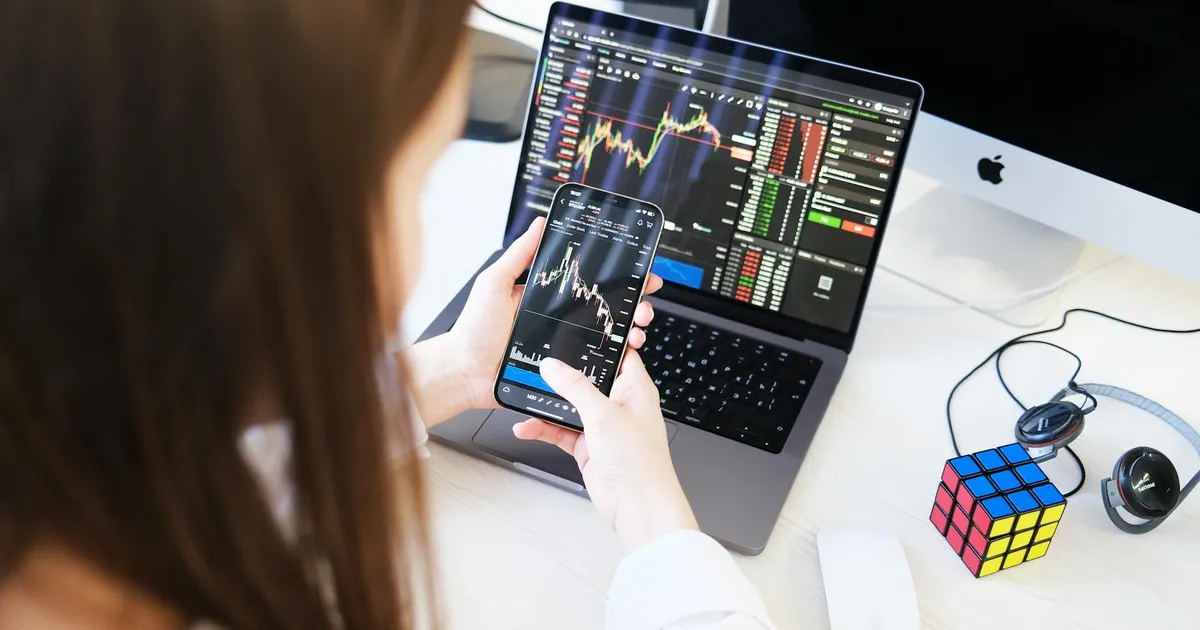 Mulher investindo em Ibovespa e fundos imobiliários com gráficos de Selic e dividendos em tela.