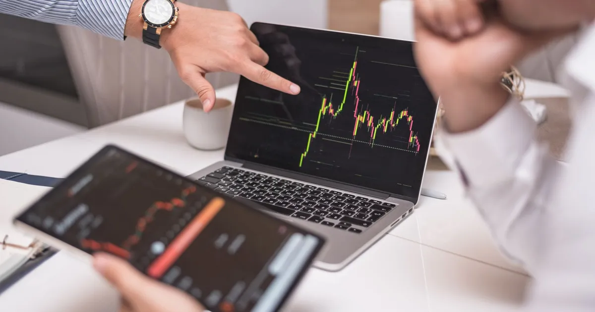 Profissionais analisam mercado financeiro, Ecorodovias, Cyrela e Wall Street impulsionam Bolsa de Valores.